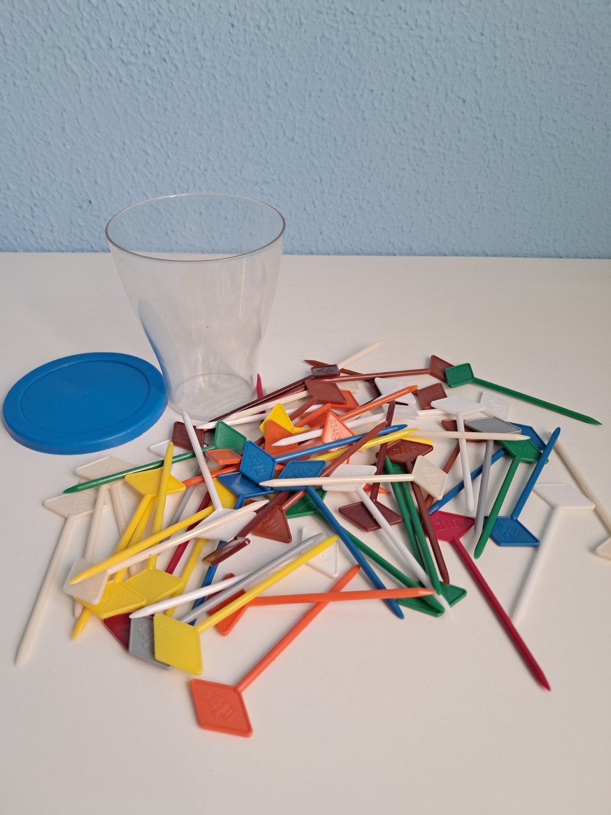 Vintage plastic koker is gevuld met cocktailprikker.s, Ophalen of Verzenden