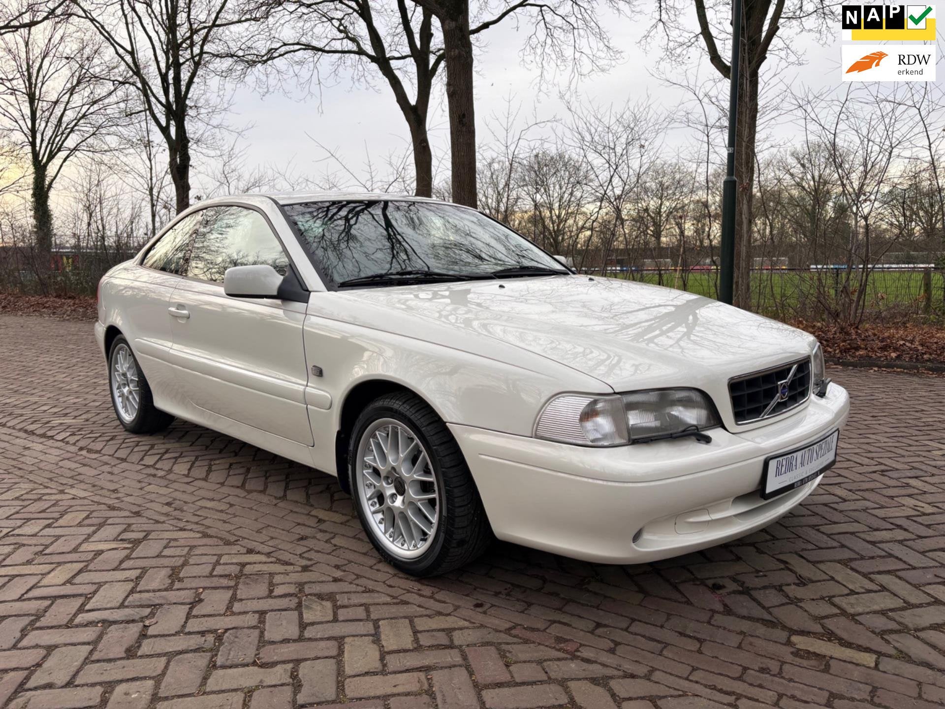 Volvo C70 Coupé 2.3 T-5 Luxury-Line, uniek in wit, topstaat, Auto's, Oldtimers, Beige, 4 stoelen, Wit, Bedrijf