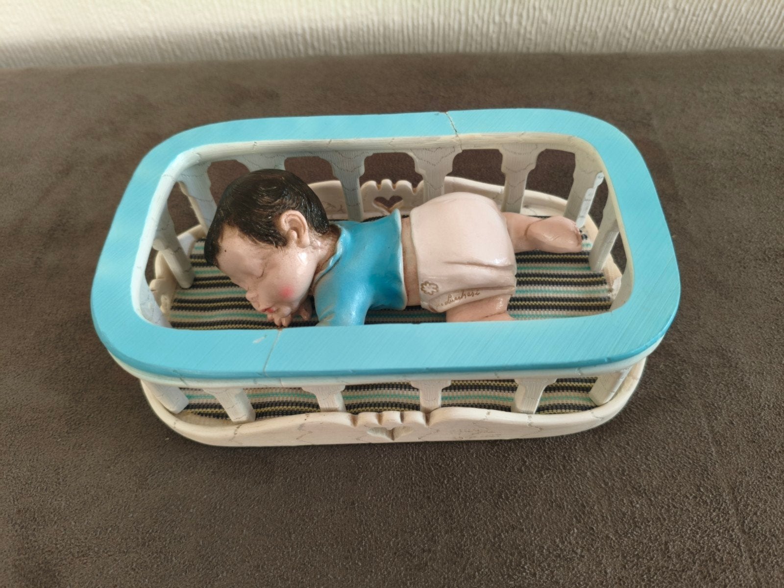 Vintage A. Lucchesi baby beeldje met gratis ledikantje, Verzamelen, Ophalen of Verzenden, Gebruikt
