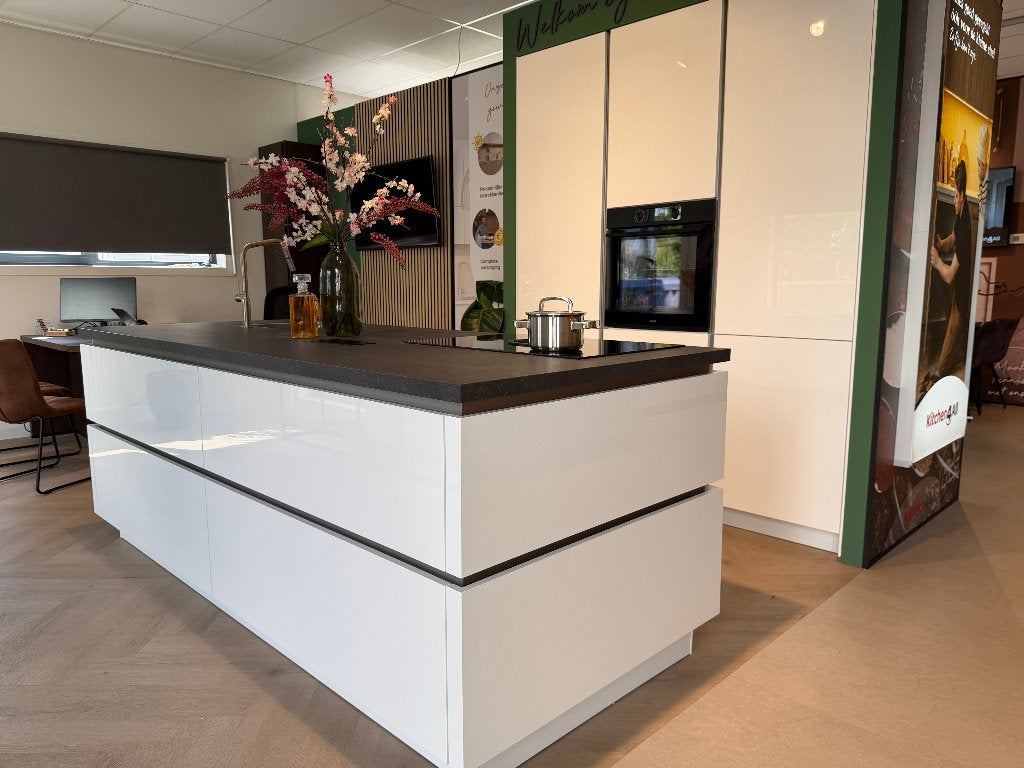Showroomkeuken te koop met kookeiland inclusief apparatuur, Huis en Inrichting, Keuken | Complete keukens, Ophalen, Wit, Overige typen