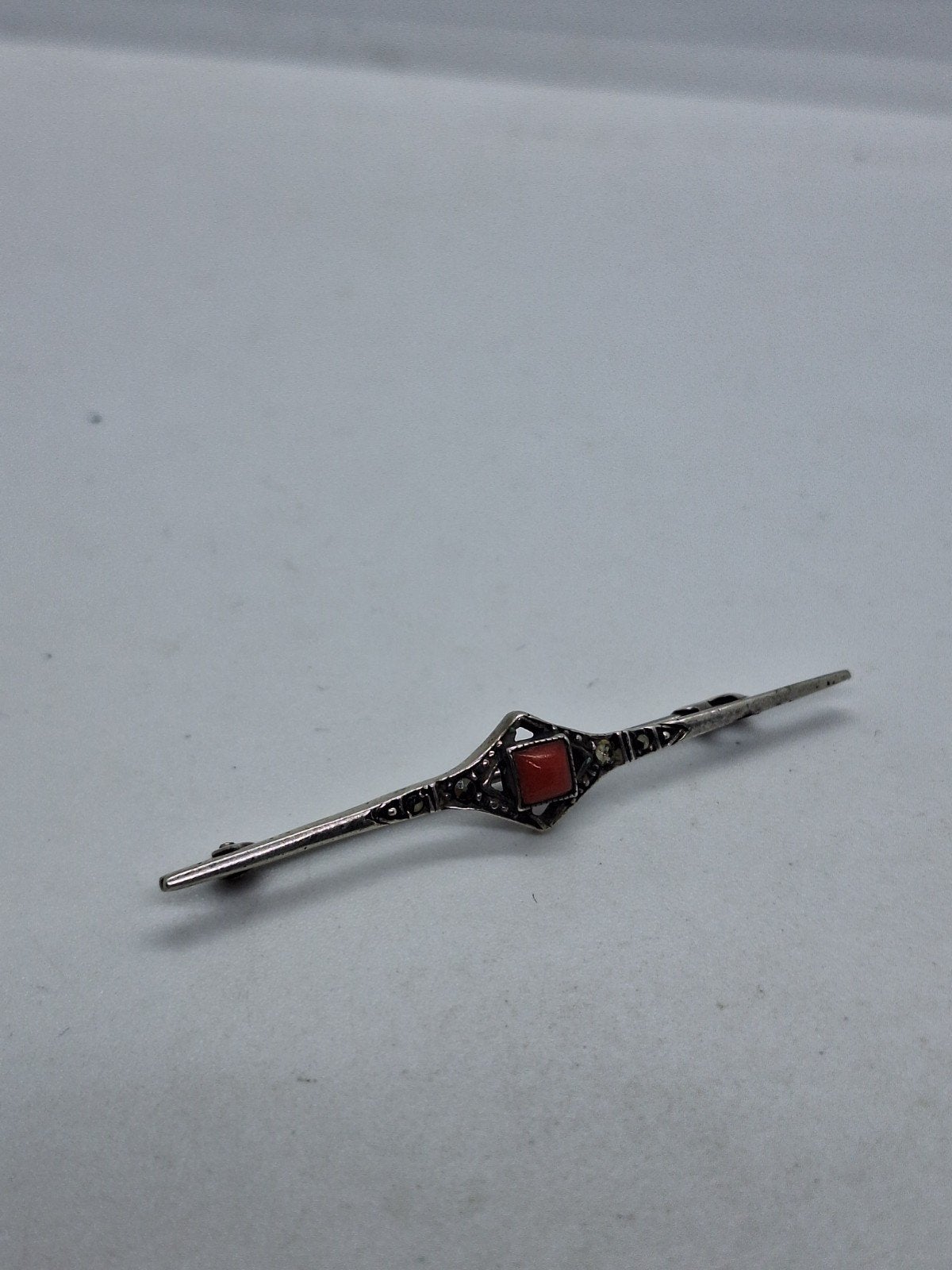 Zilveren broche met bloedkoraal, ruim 5 cm, 4 tot 7 cm, Gebruikt, Ophalen of Verzenden, Met edelsteen