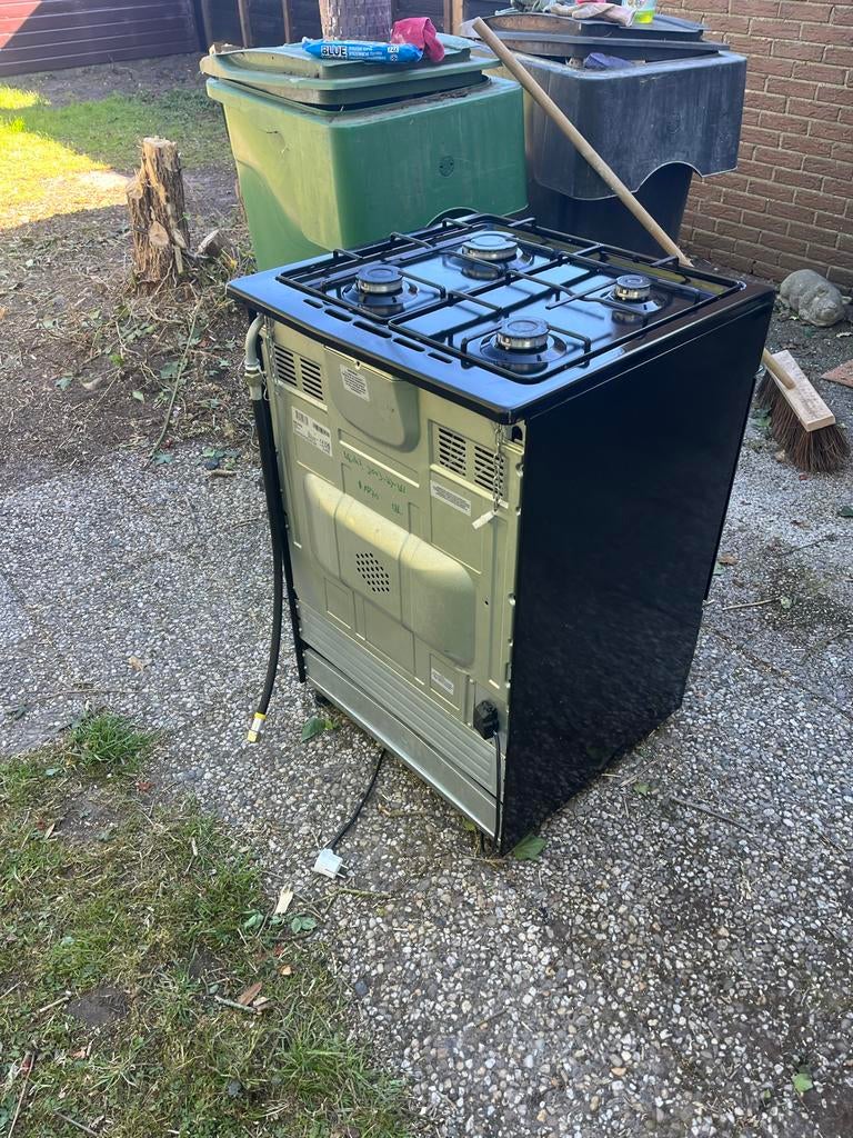 Zwart Gasfornuis met Oven - kort gebruikt, Witgoed en Apparatuur, Fornuizen, Ophalen, 4 kookzones, Zo goed als nieuw, Gas