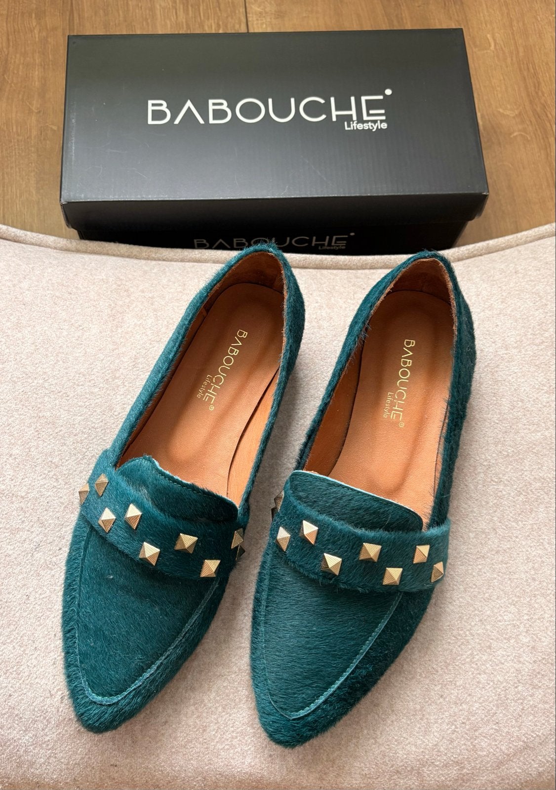 Babouche Lifestyle Instappers - Groen met studs - Maat 41, Kleding | Dames, Schoenen, Zo goed als nieuw, Instappers, Groen, Ophalen of Verzenden