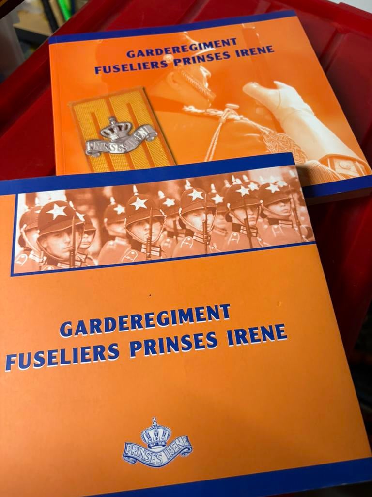 Twee boeken over de GFPI, fuseliers prinses Irene, Ophalen, Landmacht, Nederland, Boek of Tijdschrift