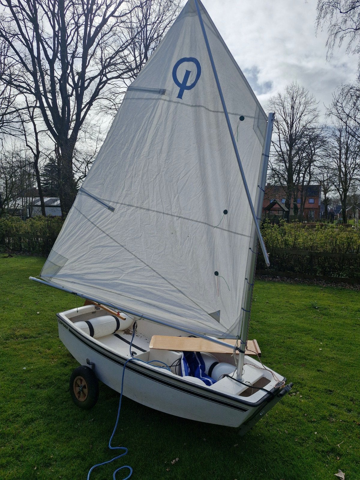 Optimist zeilboot met trailer - Klaar om te varen!, Ophalen, Gebruikt, Inclusief zeilen, Polyester