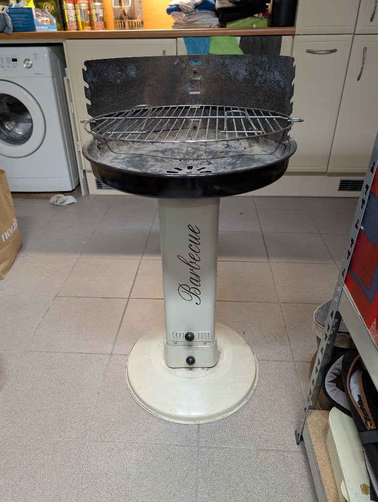 Barbeque voor houtskool/briketten., Ophalen, Gebruikt, Met accessoires