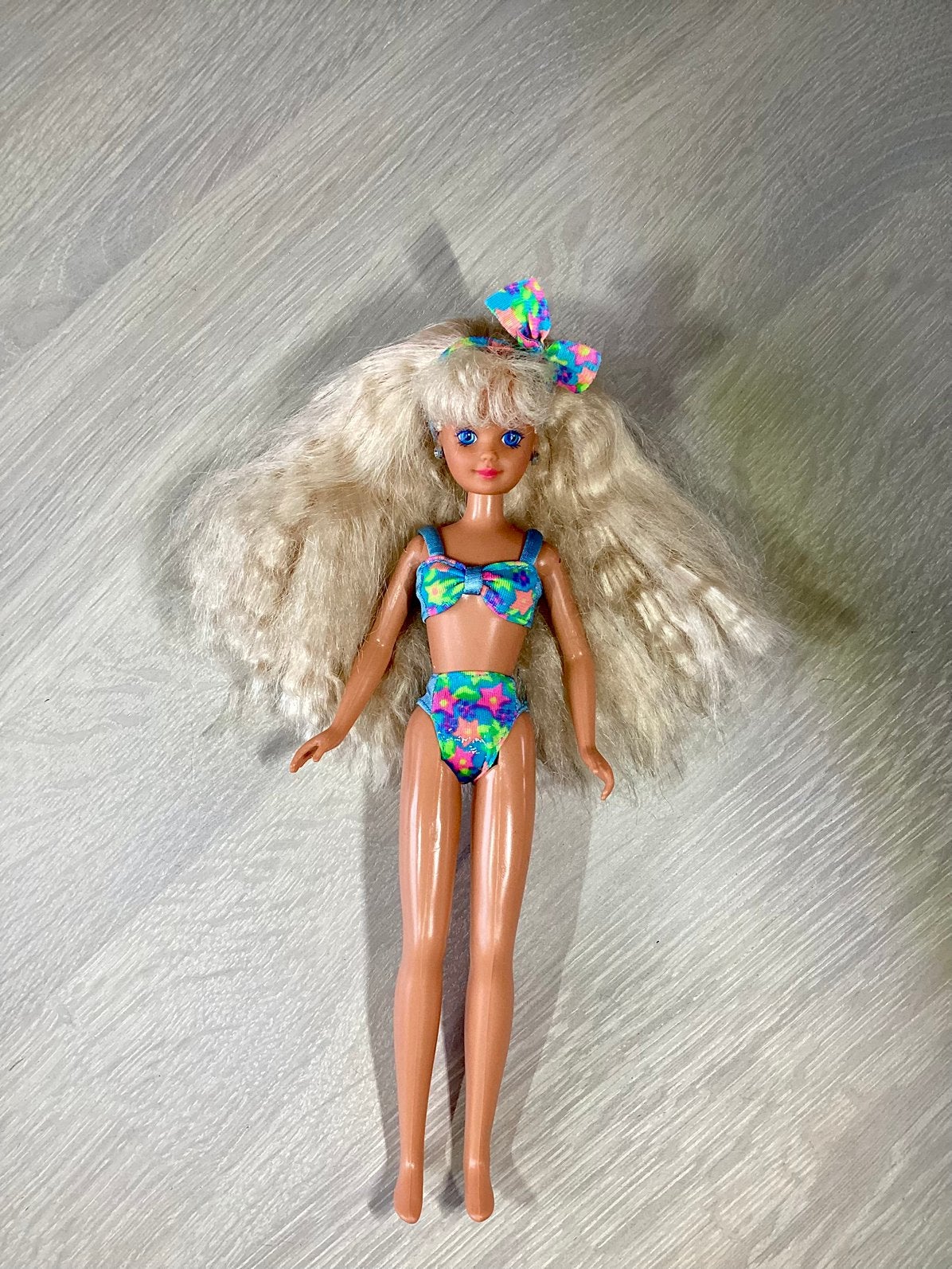Glitter Beach Skipper + kledingsetjes en accessoires, Ophalen of Verzenden, Gebruikt, Barbie