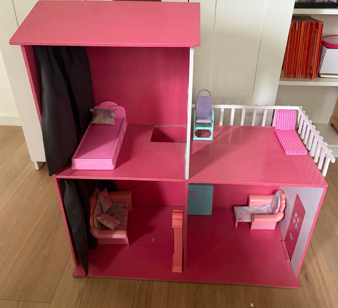 Groot roze poppenhuis met meubels, Ophalen of Verzenden, Gebruikt, Poppenhuis