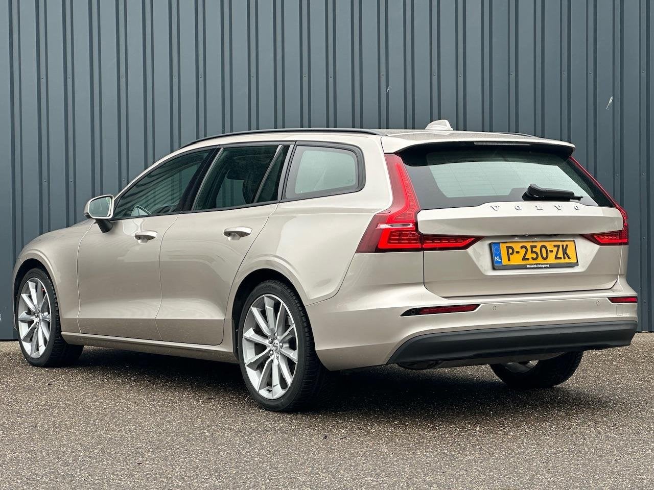 Volvo V60 2.0 B3 Essential | Elektr. Trekhaak 1800KG | 19"LM, Stof, Euro 6, 4 cilinders, 1969 cc