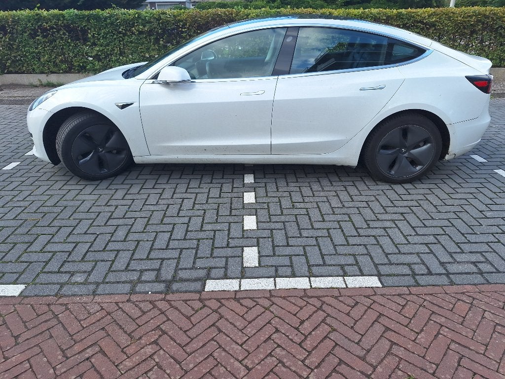 Tesla Model 3 SR+ Wit Eerste eigenaar. APK 12/2027, Automaat, Dealer onderhouden, Zwart, Wit