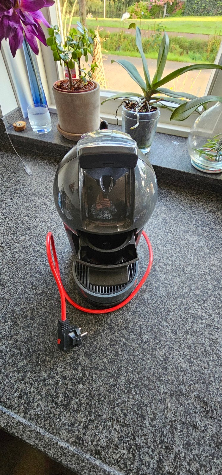 Foto 2 van Dolce Gusto koffiezetapparaat met cuphouder