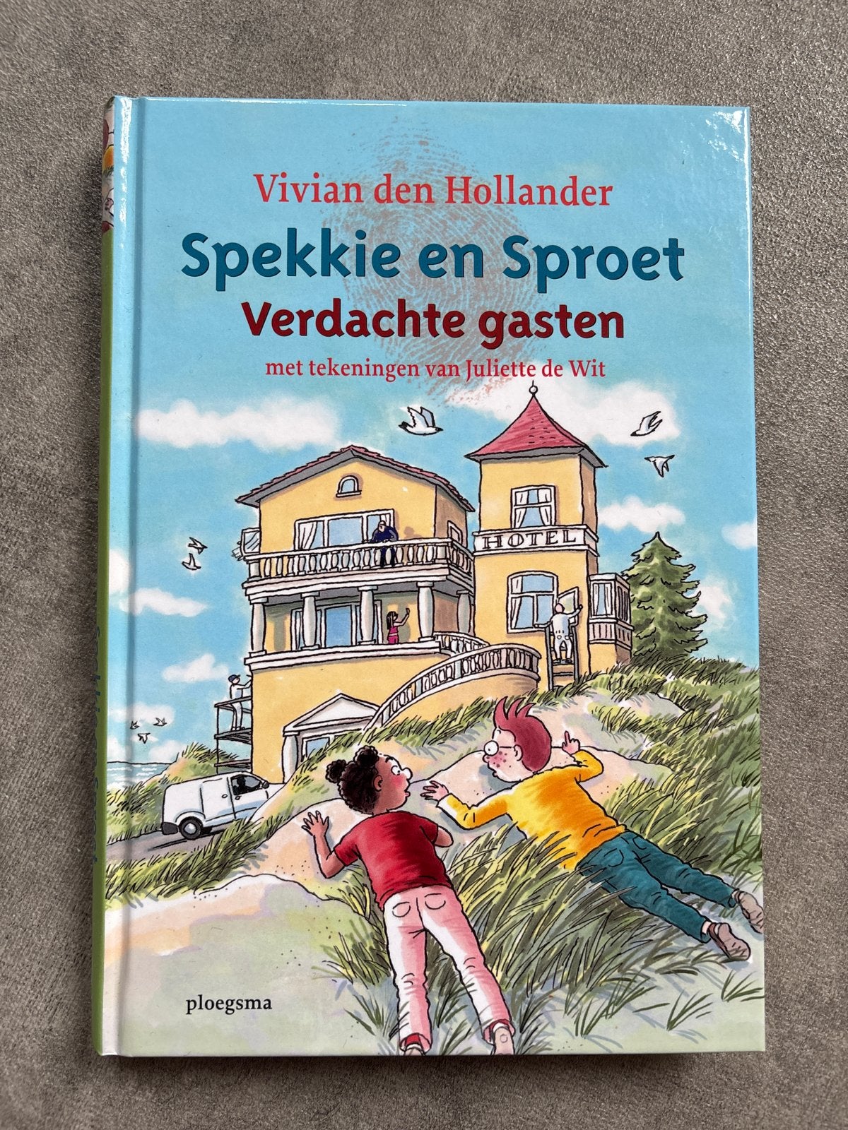 Spekkie en Sproet: Verdachte gasten - Vivian den Hollander, Ophalen of Verzenden, Zo goed als nieuw, Fictie algemeen