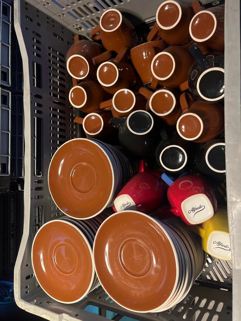 Ruim 30 gebruikte kop en schotels - diverse kleuren, Gebruikt, Keramiek, Ophalen of Verzenden, Overige stijlen