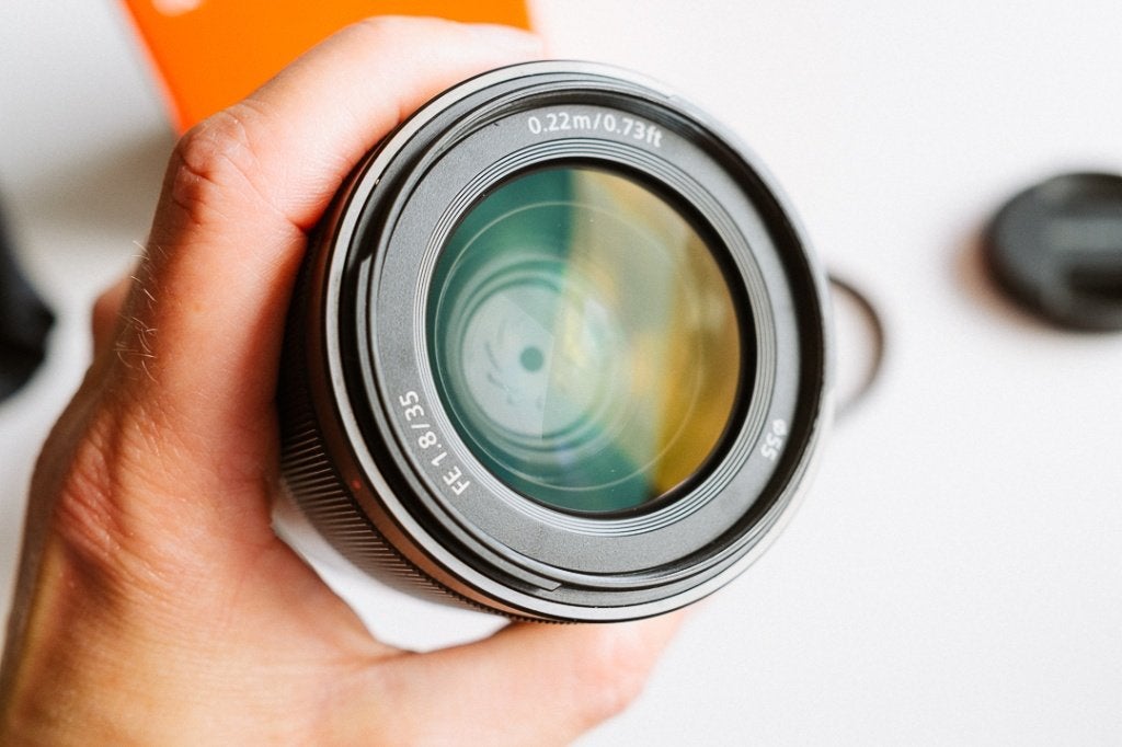 Sony 35mm f/1.8 in nette staat, Ophalen of Verzenden, Zo goed als nieuw, Standaardlens