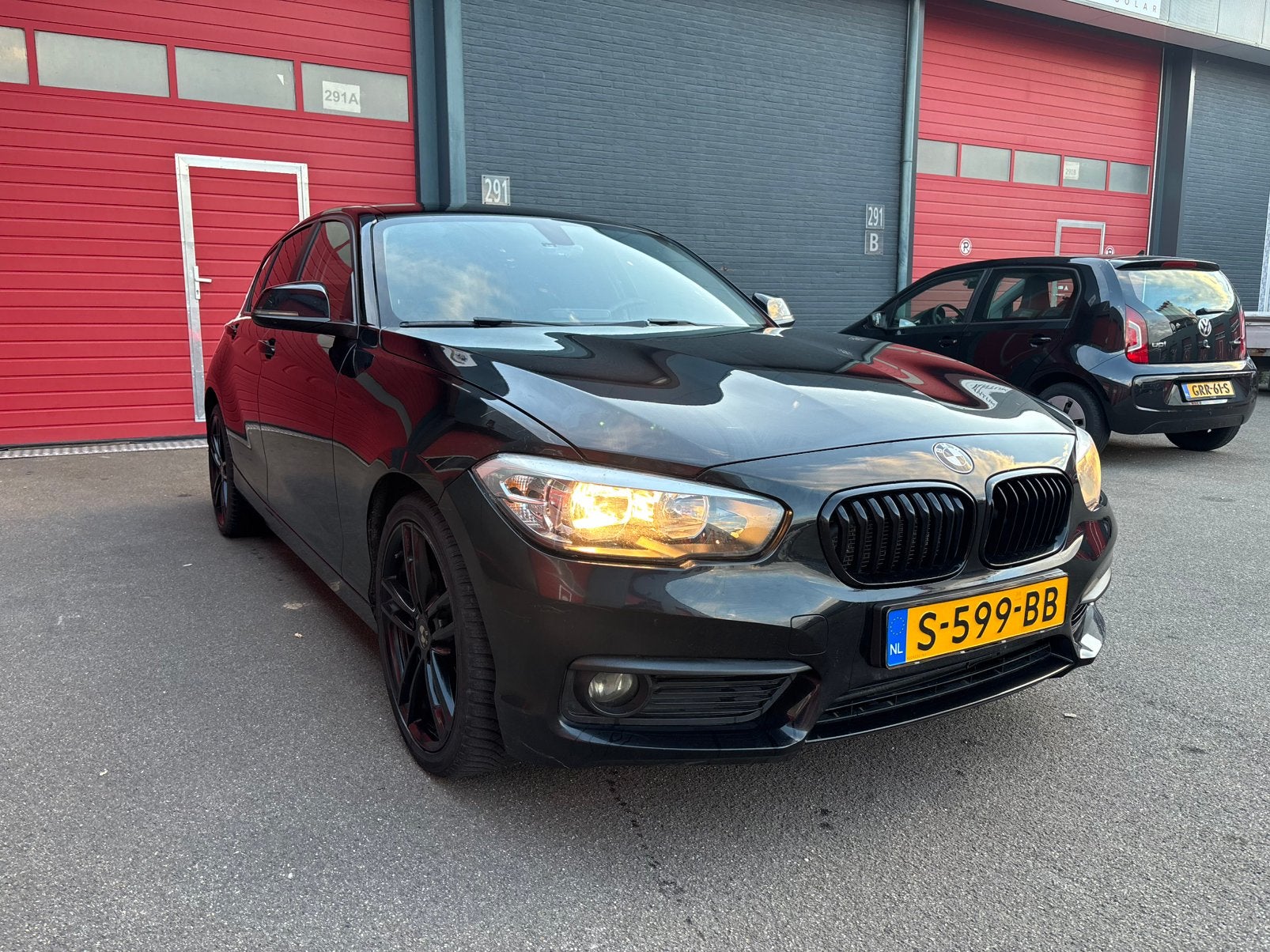 BMW 1-Serie 116i 109pk 2016 Zwart/M-Velgen/M-Stuur/Facelift, Auto's, 1-Serie, 1280 kg, Zwart, Zwart