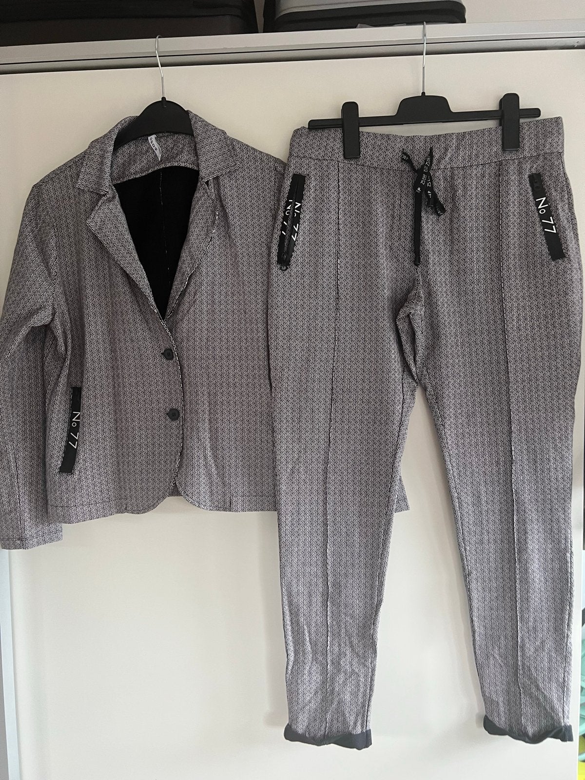 Mooie zoso pak, Kleding | Dames, Broeken en Pantalons, Maat 38/40 (M), Ophalen of Verzenden, Zo goed als nieuw, Grijs