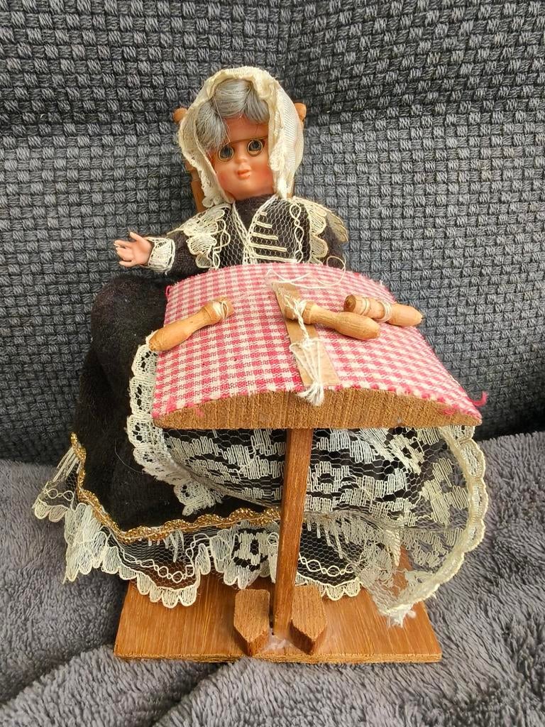 Brocante Poppetje klederdracht, Verzamelen, Poppen, Ophalen of Verzenden, Zo goed als nieuw, Pop