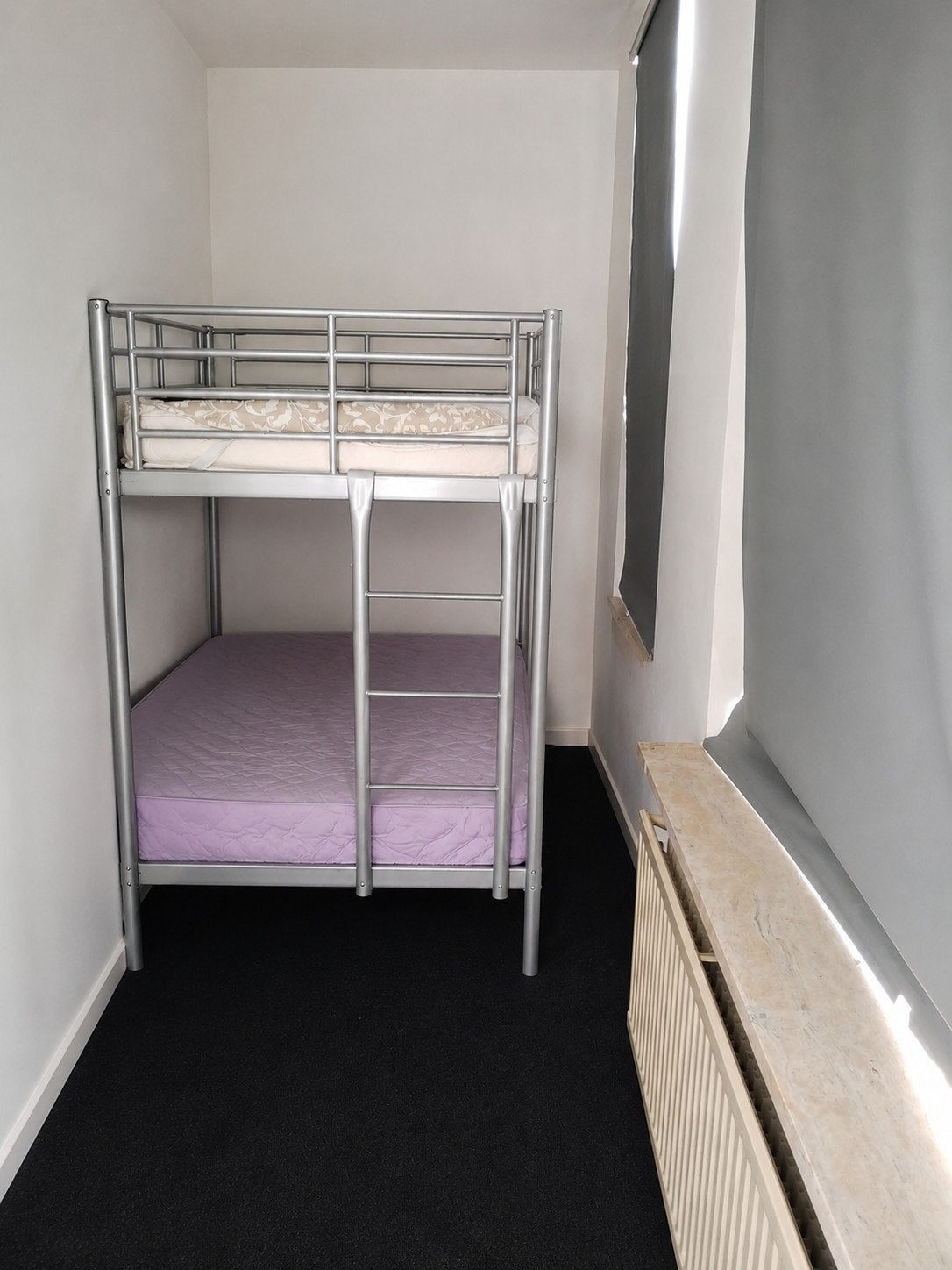Metalen stapelbed met 2 matrassen – goede staat, Huis en Inrichting, Slaapkamer | Stapelbedden en Hoogslapers, Ophalen, Gebruikt