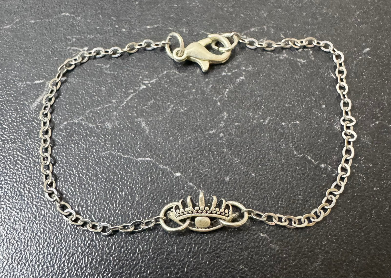 Nieuw zilver kleurige armband met oog, Ophalen of Verzenden, Nieuw, Zilver, Overige materialen