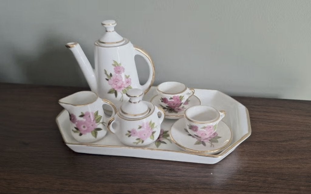 Miniatuur theeservies met roze bloemen en gouden rand, Ophalen of Verzenden, Zo goed als nieuw, Gebruiksvoorwerp