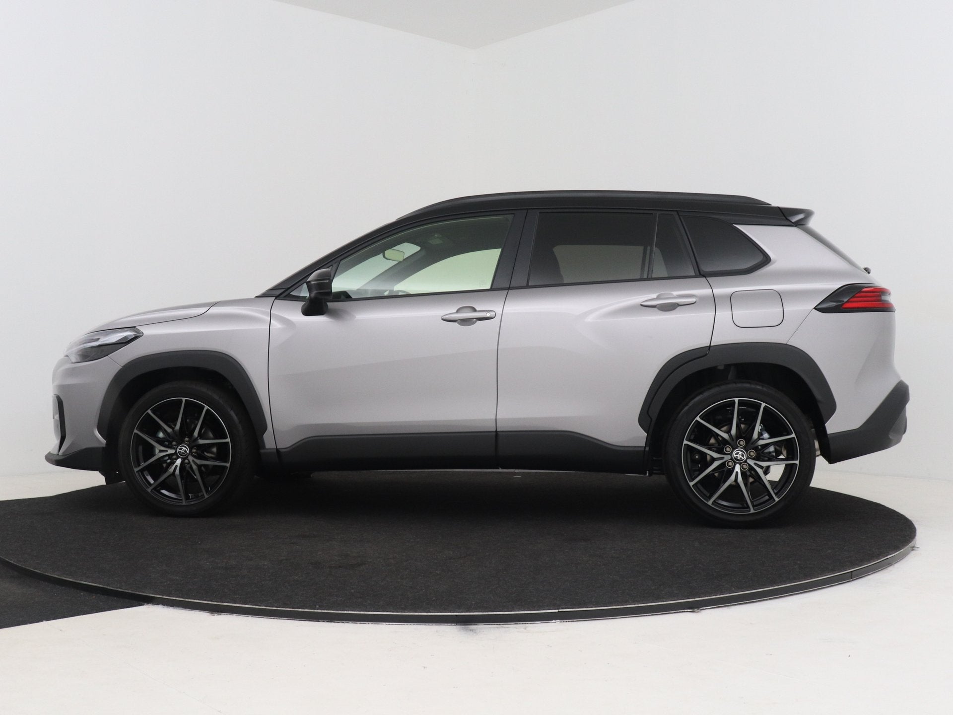 Toyota Corolla Cross Hybrid 180 GR Sport | LEVERBAAR VANAF D, Auto's, Toyota, 12 maanden, 1440 kg, Zwart, 4 cilinders