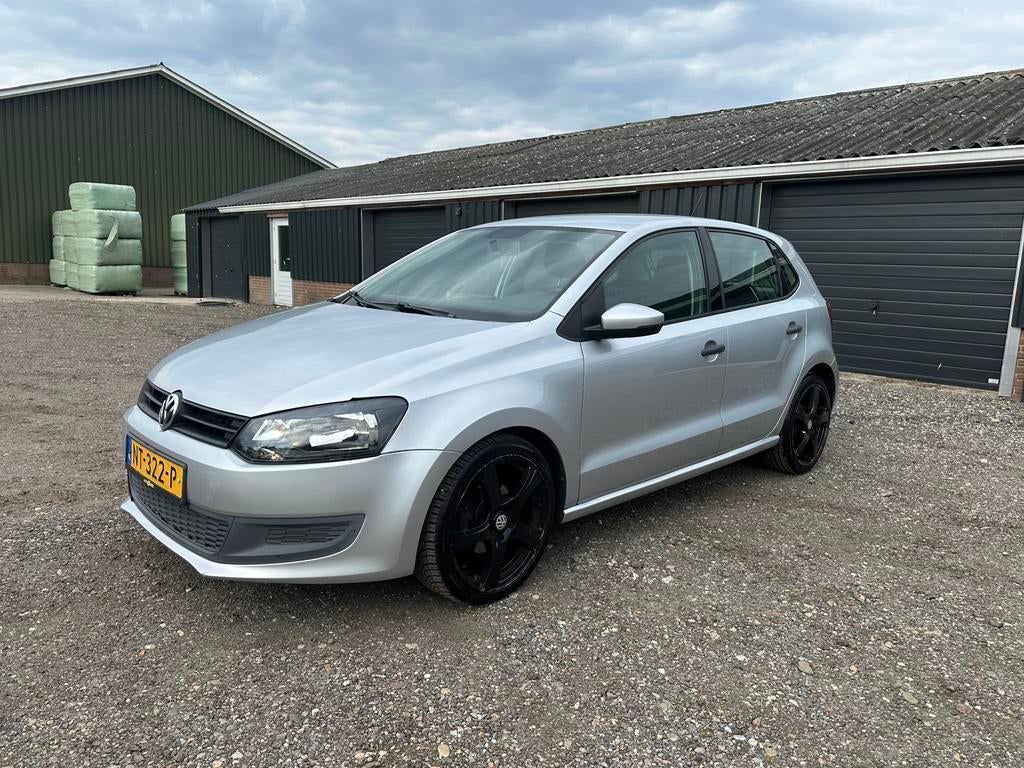 Volkswagen Polo 1.2 51KW 2010 Grijs APK 5 DEURS ELEKTR, Auto's, Voorwielaandrijving, 967 kg, 40 €/maand, Zwart