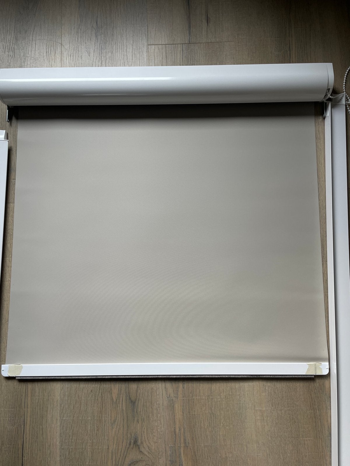 Nieuw verduisterd rolgordijn met zijgeleiding 80x114.5, Verduisterend, Beige, Nieuw, Ophalen of Verzenden