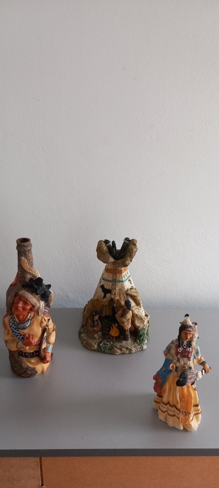Decoratieve beeldjes: Indiaan, Tipi en Indiaanse vrouw, Verzamelen, Ophalen of Verzenden, Zo goed als nieuw