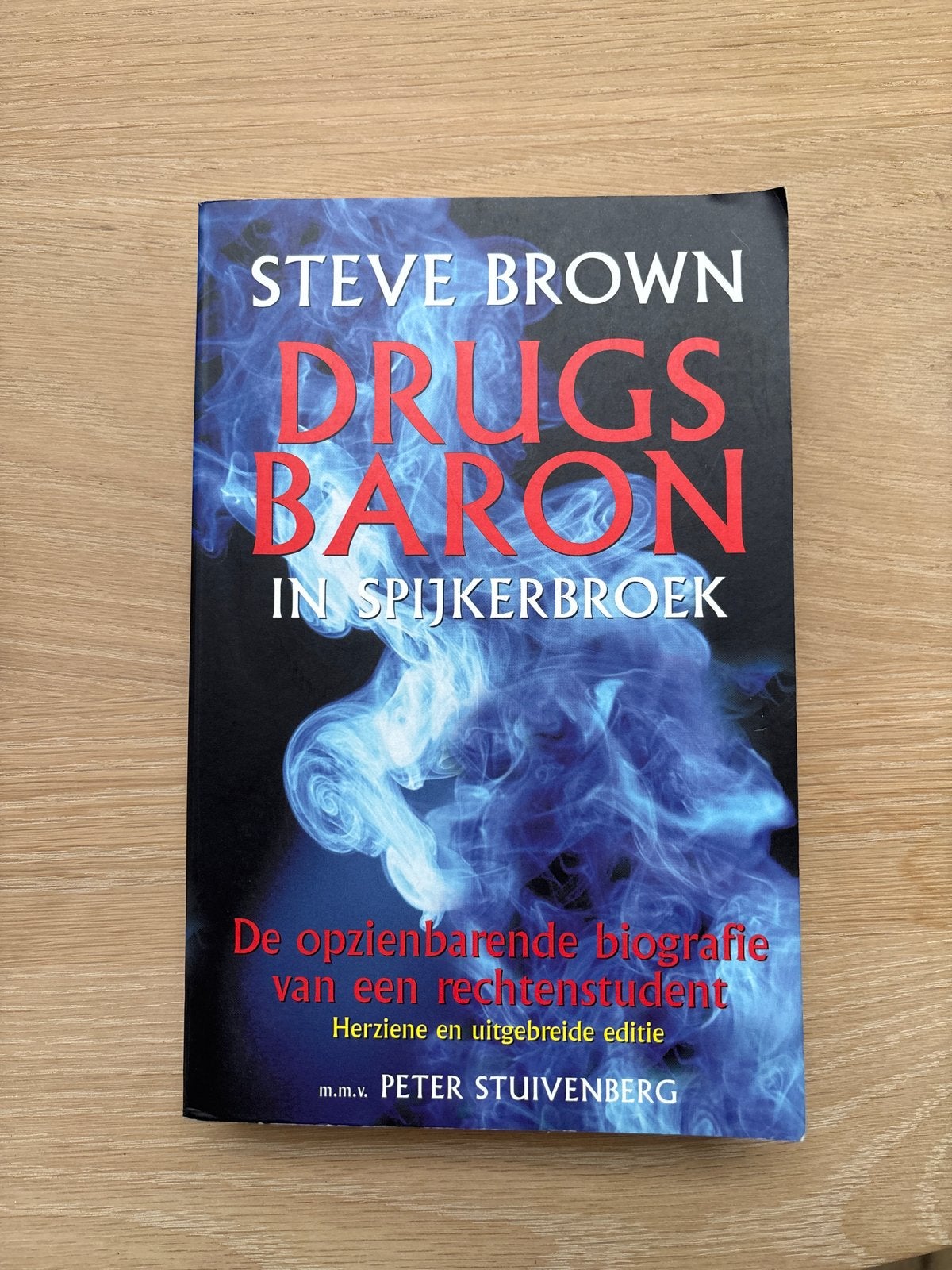 Drugsbaron in Spijkerbroek - Steve Brown, Boeken, Ophalen of Verzenden, Zo goed als nieuw, Overige