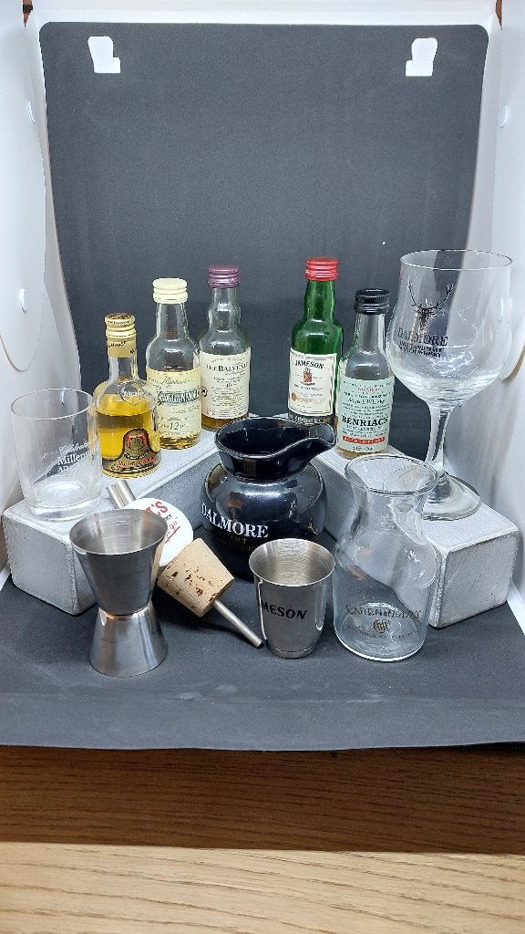 Miniatuur drankflesjes whiskey en toebehoren, Verzamelen, Ophalen of Verzenden