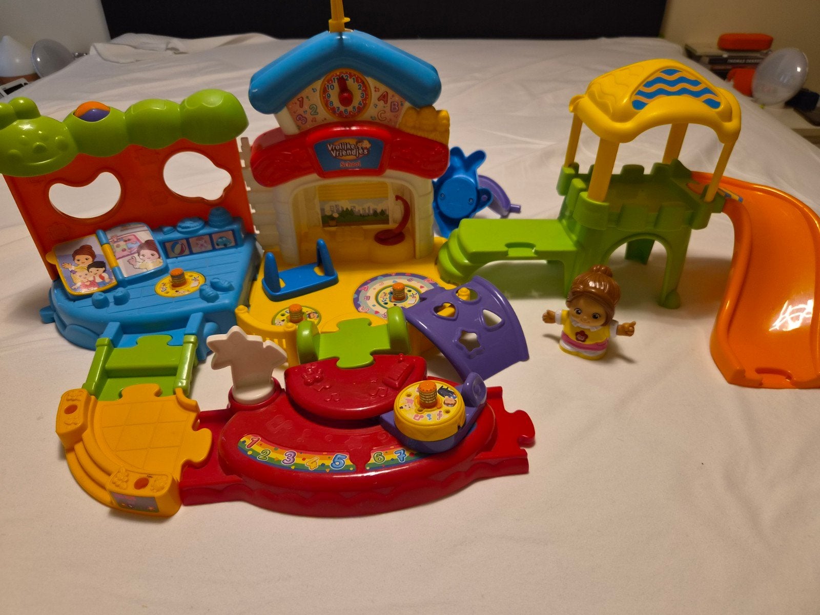 Vtech Vrolijke Vriendjes School met extra poppetjes, Ophalen of Verzenden, Gebruikt, Ontdekken, Met geluid