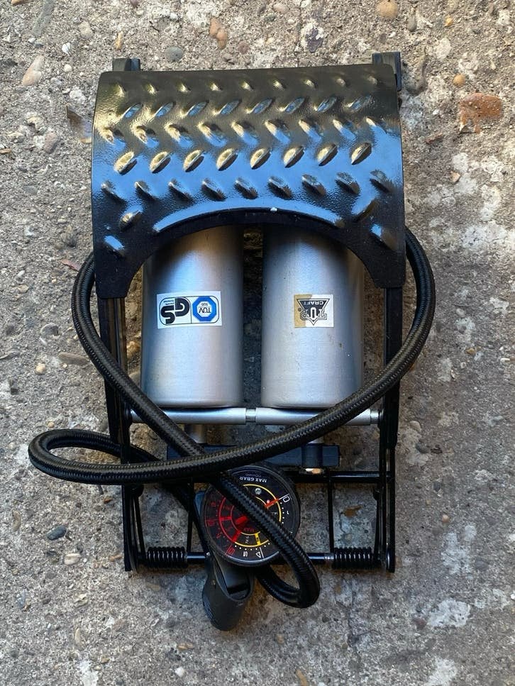 Voetpomp met drukmeter - Handig voor fiets en auto, Ophalen, Drukmeter, Gebruikt