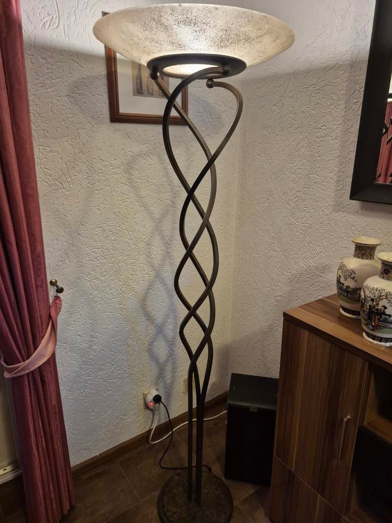 Elegante staande lamp met gedraaide metalen voet, Huis en Inrichting, Lampen | Vloerlampen, Ophalen of Verzenden, Zo goed als nieuw