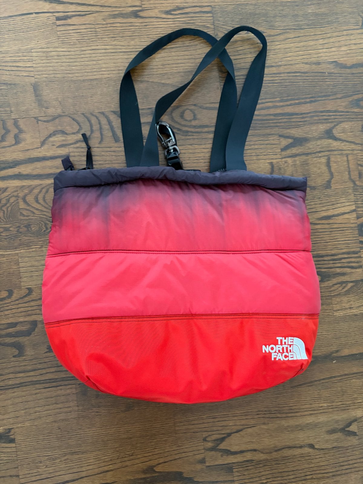 The North Face Puffy Tote Tas - Rood/Zwart Ombre, 40 tot 60 cm, 20 tot 30 cm, Ophalen of Verzenden, Zo goed als nieuw