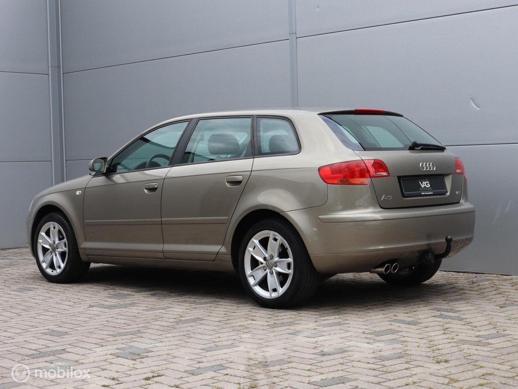 Audi A3 Sportback 1.8 TFSI Trekhaak Clima Cruise Navi NL Aut, Auto's, Audi, Stof, Gebruikt, Zwart, 4 cilinders