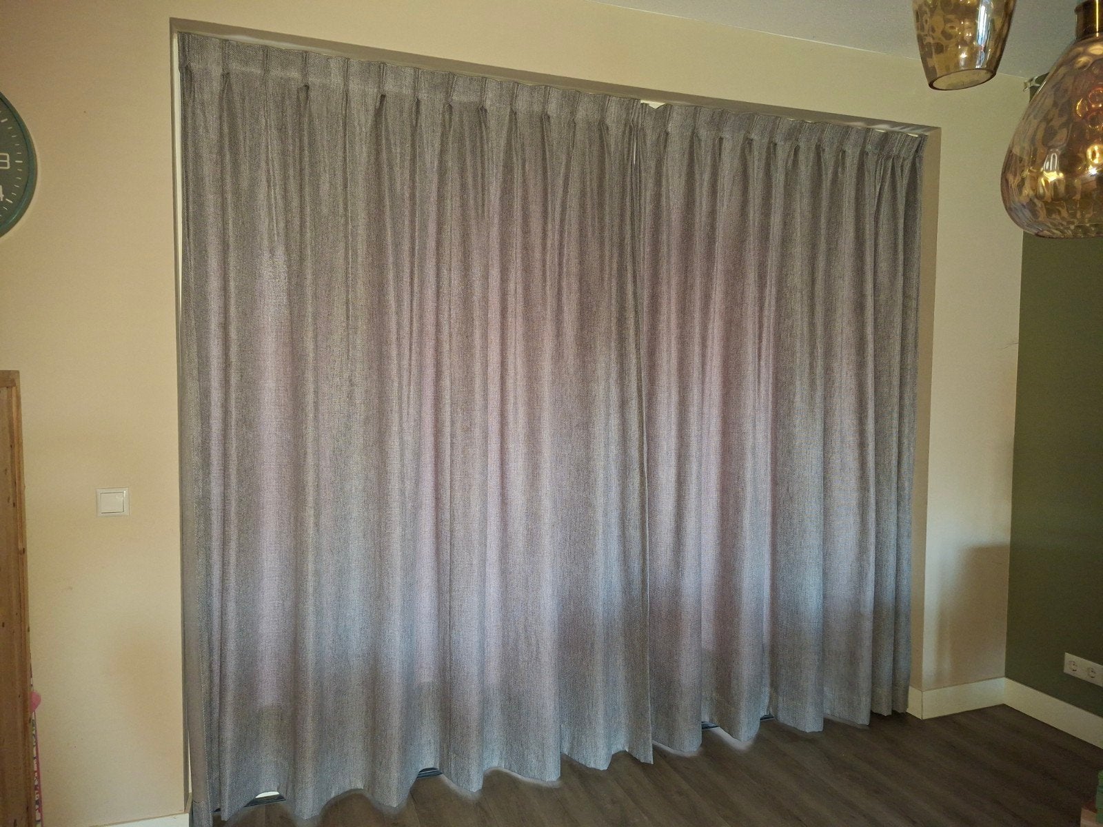 Grijze verduisterende gordijnen 2x 150x238 cm, Ophalen, Kwantum, Verduisterend, Grijs