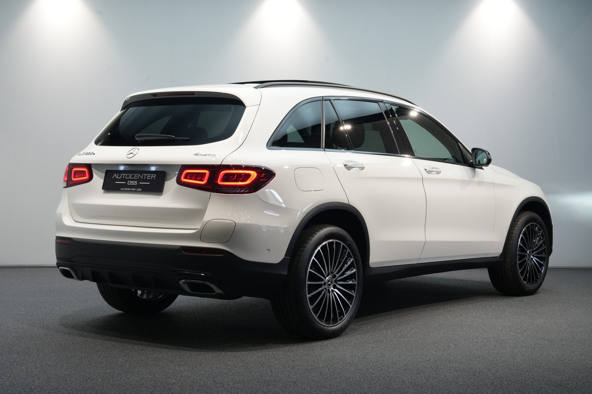 Mercedes-Benz GLC 300e 4MATIC AMG  20" LM  PANO  ME, Automaat, 12 maanden, Gebruikt, Zwart