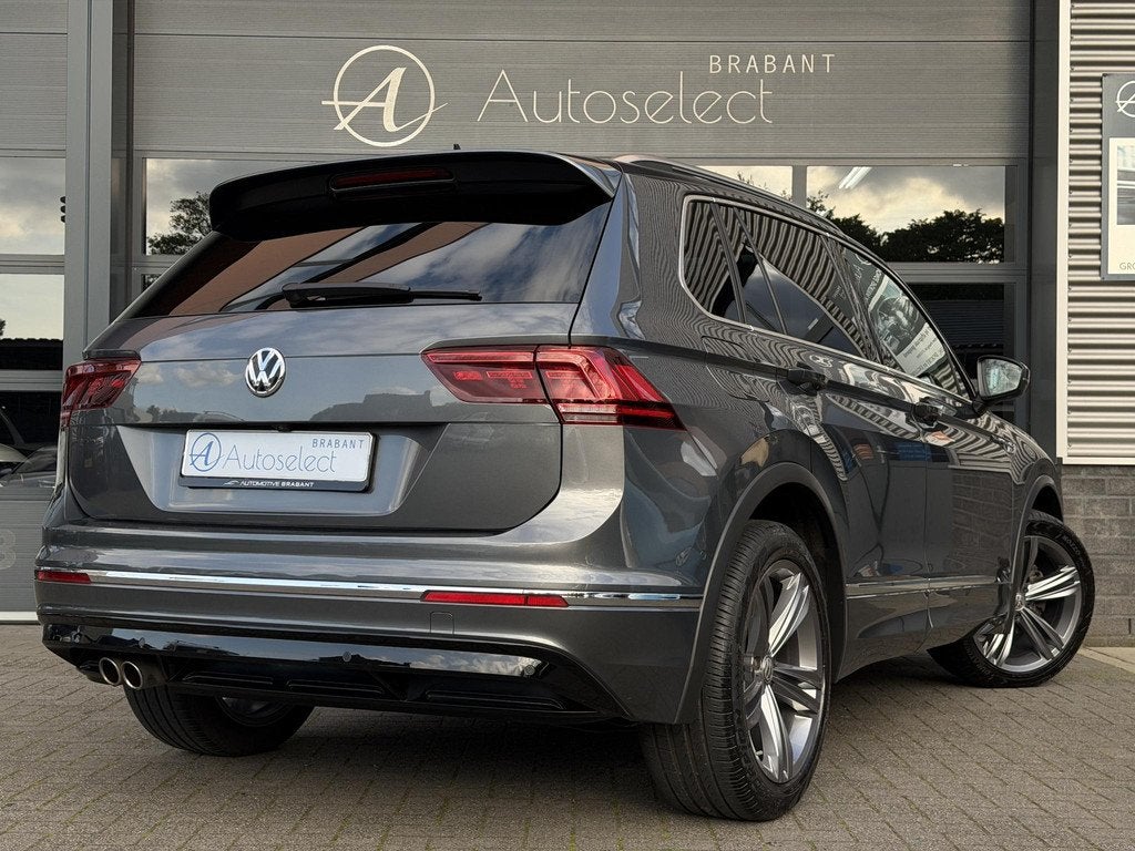 Volkswagen Tiguan 1.5 TSI ACT R-Line Pano | Camera | Dealer, Stof, 150 pk, SUV of Terreinwagen, 5 stoelen