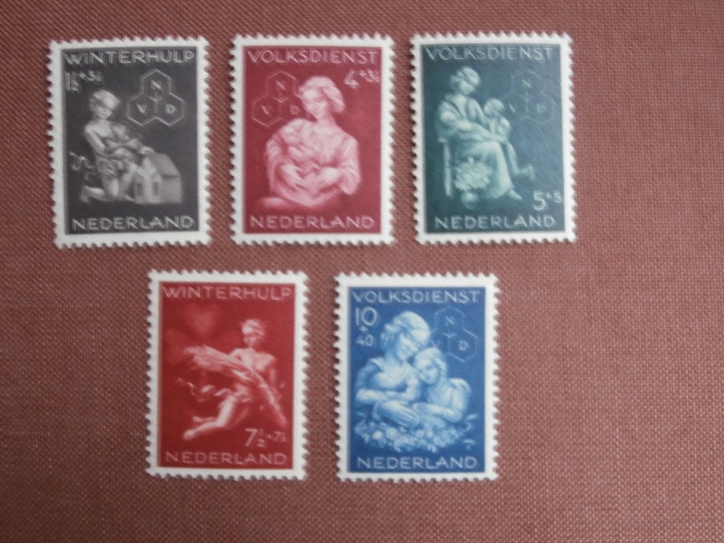 NL 1944; WINTERHULP, per serie of in blokken van 4  2 FOTO'S, Postzegels en Munten, Postzegels | Nederland, Verzenden, Na 1940