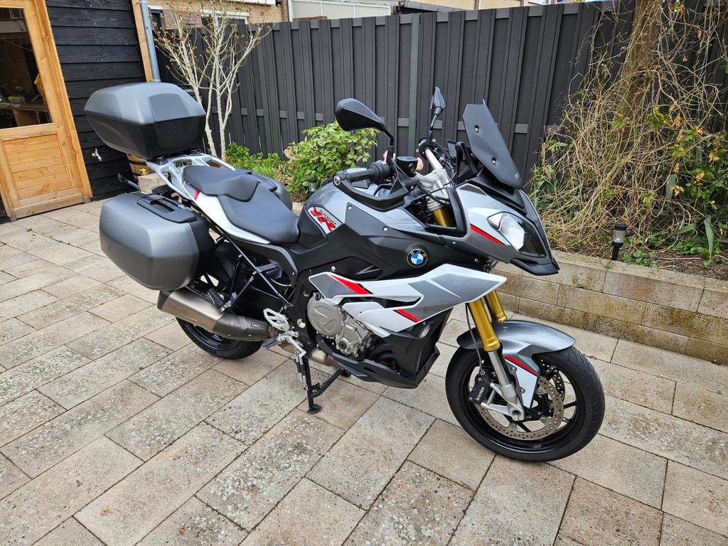 Bmw s1000xr in super nette staat, met akrapovic en koffers., Motoren, Motoren | BMW, Occasion, 4 cilinders, Motorrijbewijs A, Handvatverwarming
