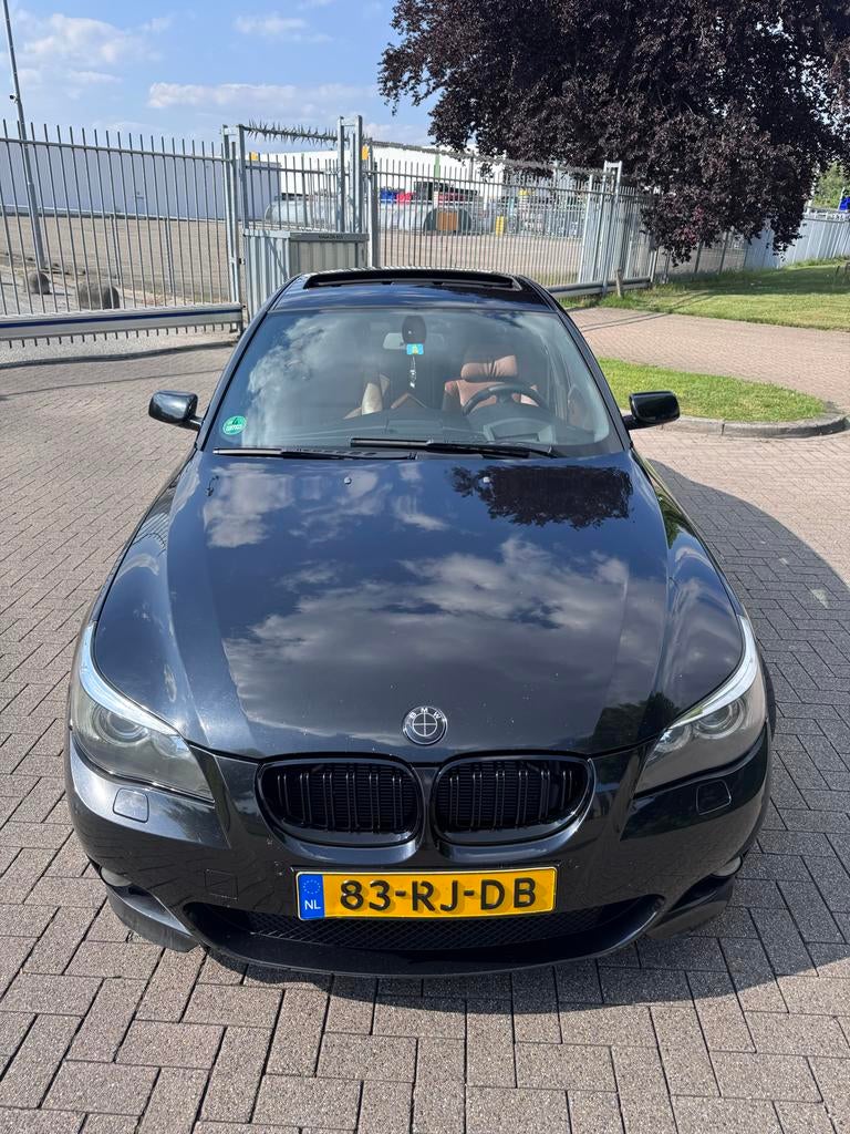 BMW 5-Serie 4.4 I 545 AUT 2005 Zwart, Auto's, Automaat, Achterwielaandrijving, 1610 kg, 8 cilinders