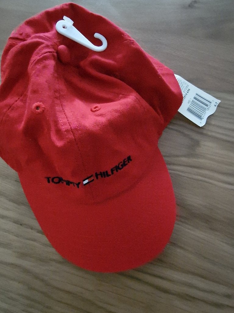 Stoere Rode Tommy Hilfiger Pet 4/7 jaar, Nieuw !, 110 t/m 116, Jongen of Meisje, Nieuw, Ophalen of Verzenden