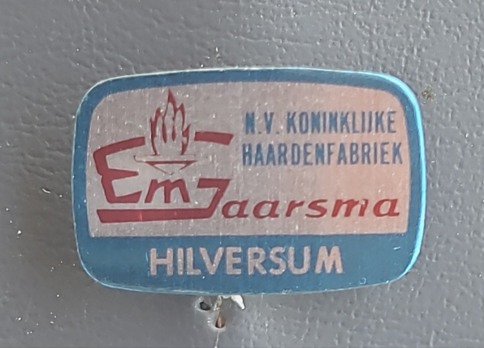 Vintage Speldje Em Jaarsma Hilversum Haardenfabriek, Verzenden