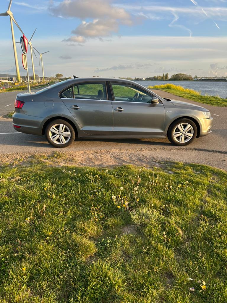 Volkswagen Jetta 1.4 TSI Hybrid 170pk 7-DSG 2013 Grijs, Auto's, Volkswagen, Origineel Nederlands, Hybride Elektrisch/Benzine, 1405 kg