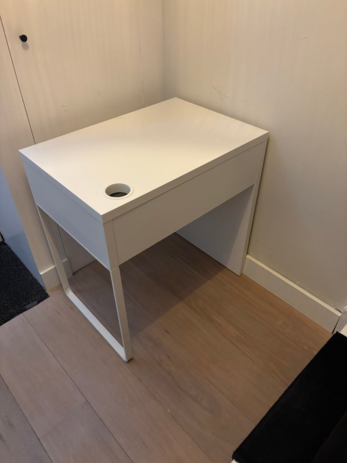 Bureau Micke ikea Wit, Huis en Inrichting, Bureaus, Ophalen, Gebruikt, Wit, Kabelgoot