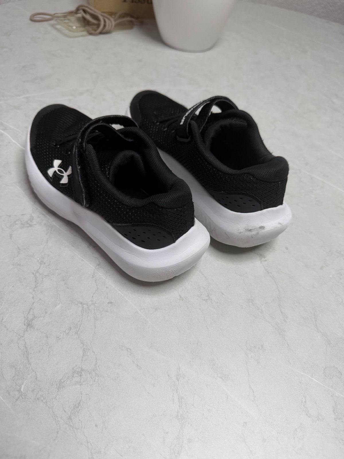 Under Armour Kinderen Schoenen Maat 35 Zwart, Kinderen en Baby's, Kinderkleding | Schoenen en Sokken, Ophalen, Gebruikt, Jongen of Meisje