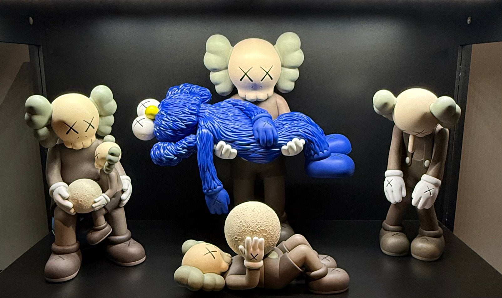 Kaws Brown Collectie, Ophalen