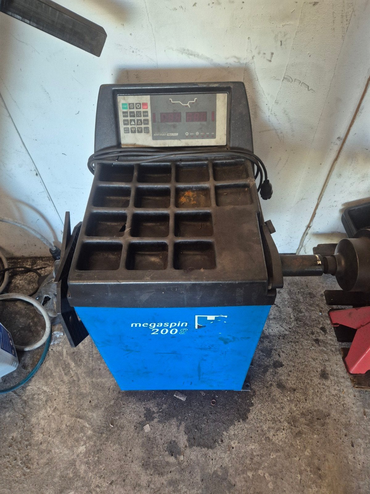 Hofmann Megaspin 200S Bandenbalanceermachine, Ophalen, Gebruikt