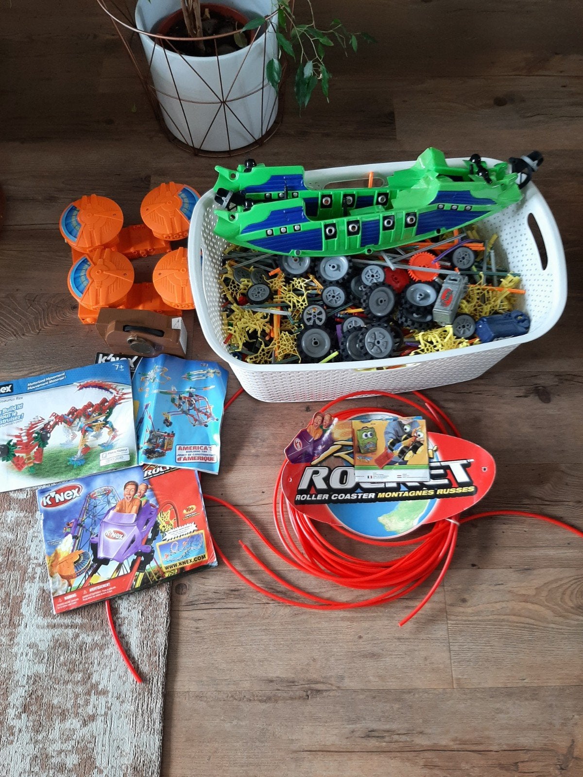 9 kilo K'nex + 2 verschillende achtbaan rails + 2 motortjes., Kinderen en Baby's, Speelgoed | Bouwstenen, Ophalen of Verzenden