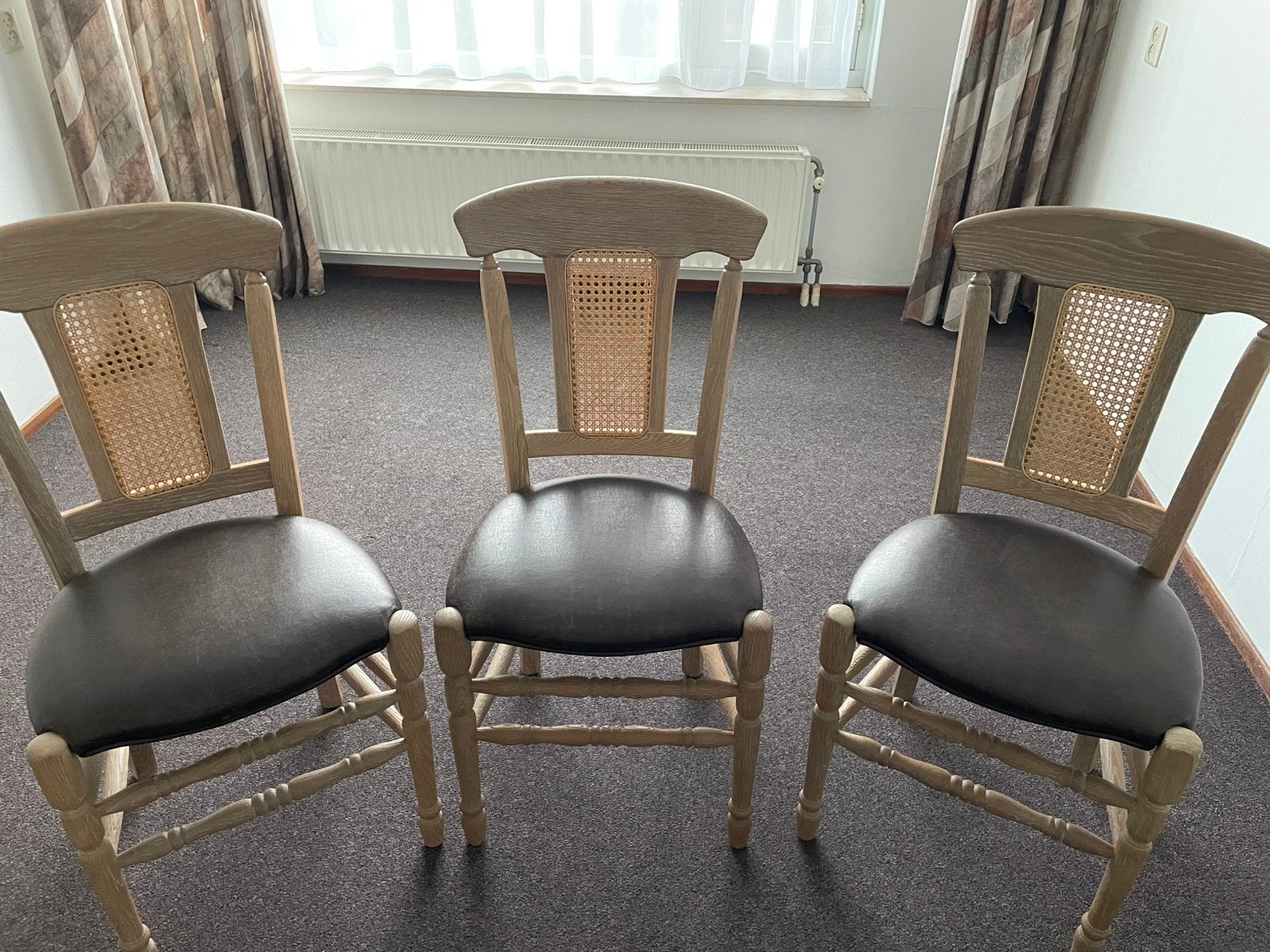 3 eikenhouten stoelen GRATIS af te halen in Groesbeek, Ophalen